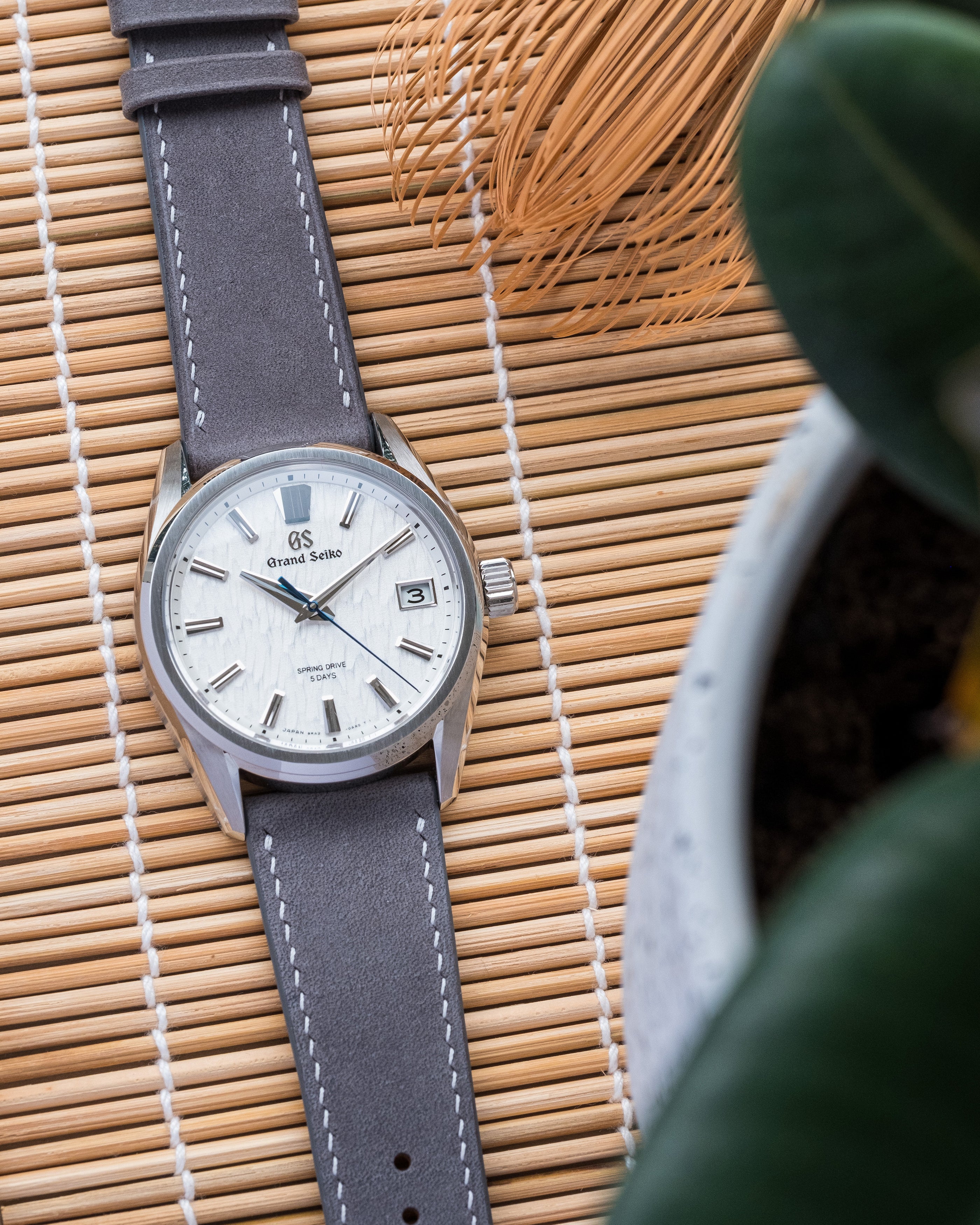 Nubuck Slim Strap Light Grey by Delugs