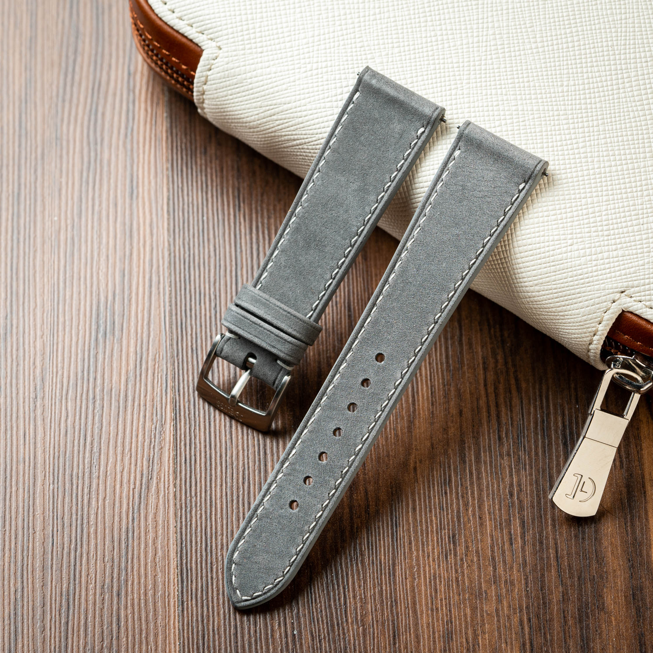 Nubuck Slim Strap Light Grey by Delugs