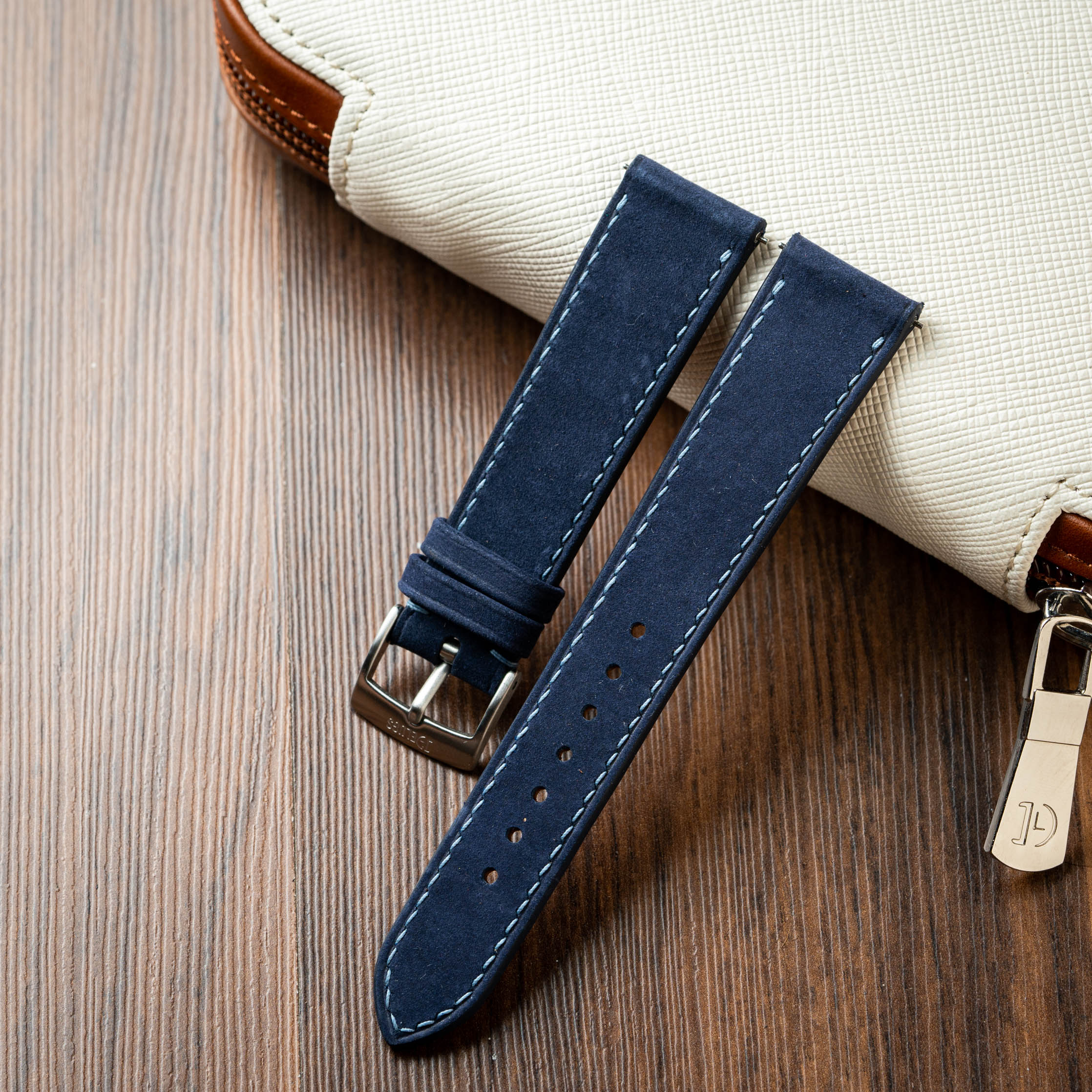 Nubuck Slim Strap Navy by Delugs